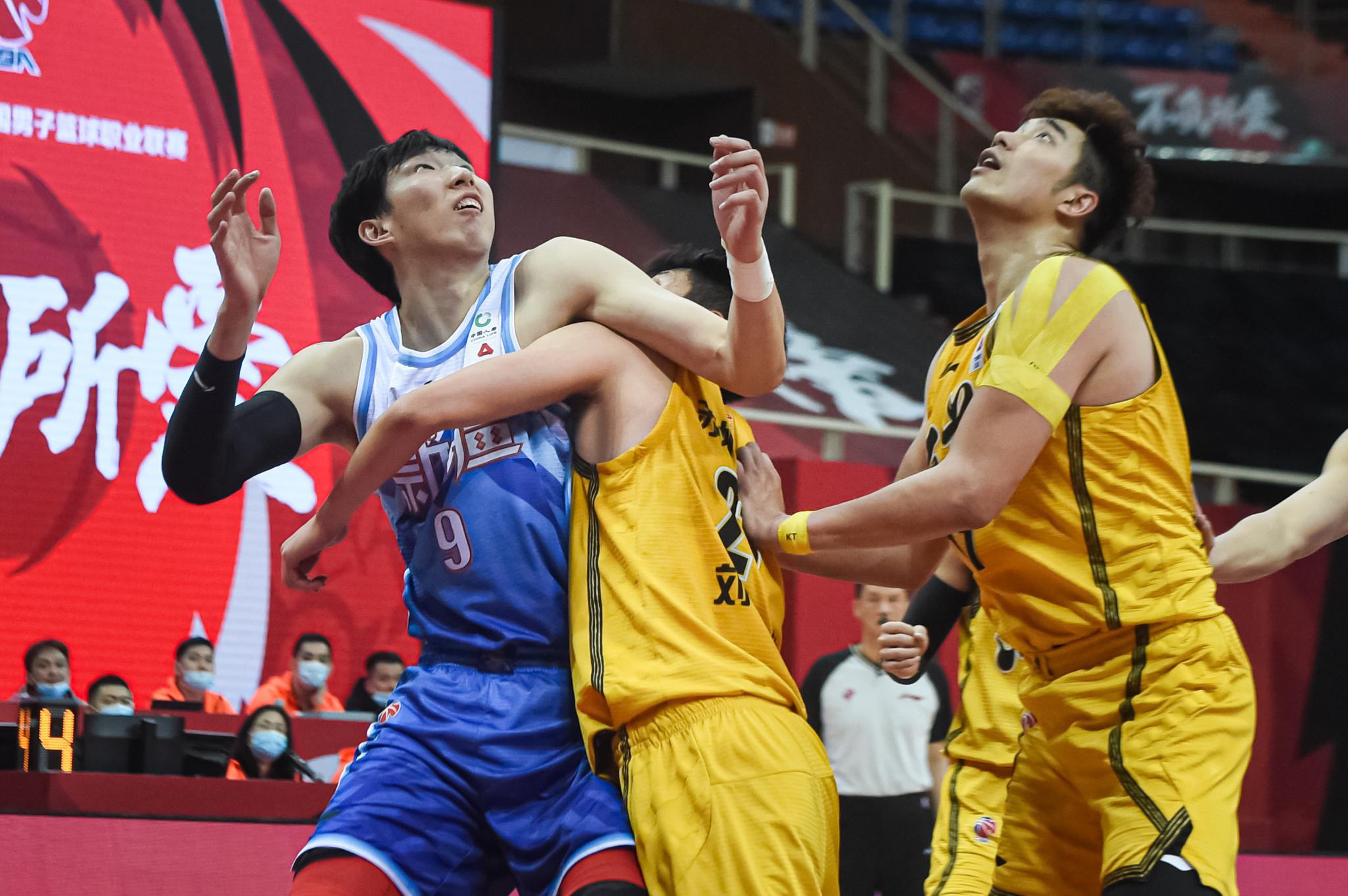 芒果体育 -本菲卡迎CBA季后赛关键赛，加时末段更衣室发声，话题不断，轮换策略成焦点的简单介绍